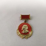 25. Bela medalha esmaltada da URSS, com busto de LÊNIN, líder da Revolução Russa. 