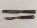 FACA e GARFO da marca JOSEPH RODGERS & SONS - CUTLERS TO HER MAJESTY. Antigo e maravilhoso conjunto de faca e garfo fabricados pelos cuteleiros de Sua Majestade do Reino Unido. No total são 02 peças (02).