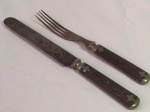 FACA e GARFO da marca JOSEPH RODGERS & SONS - CUTLERS TO HER MAJESTY. Antigo e maravilhoso conjunto de faca e garfo fabricados pelos cuteleiros de Sua Majestade do Reino Unido. No total são 02 peças (03).