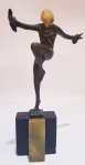 Escultura Genuinamente Art Deco, assinada, representando Dançarina em bronze com marfim, medindo 22 cm.