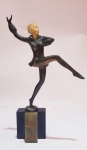 Escultura Genuinamente Art Deco, representando Dançarina em bronze com marfim, medindo 22 cm.