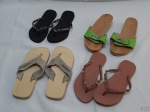 Lote de calçados Feminino. Composto por 3 pares de chinelos Havaianas de Tam: 35/36 e 1 tamanco da Dr. Scholl's Tam: 36. ( todos com poucas marcas de uso)