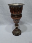 Vaso floreira tipo cálice em prata 90 ricamente trabalhada com relevos. Medindo 17cm de diâmetro de bojo x 35cm de altura.