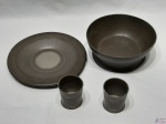Lote diverso em estanho, composto de bowl, 2 paliteiros e pratinho. Medindo o bowl 15,5cm de diâmetro x 6cm de altura.