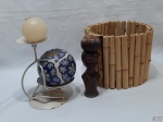 Lote composto de castiçal com 2 velas aromatizadas, cachepot em bambu e abridor de garrafa com saca rolha em madeira entalhada. Medindo o cachepot 19cm de diâmetro x 15,5cm de altura.