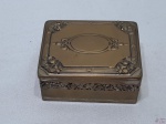 Pequena caixa retangular em metal dourado com interior em vidro. Medindo 10,5cm x 8cm x 4cm de altura. O vidro interno possui um leve bicado na borda. Possivelmente francesa.