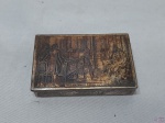 Antiga caixa retangular para comprimidos em prata 90 com a pintura Salon Sous Louis XVI cinzelado na tampa. Medindo 11,5cm x 8,5cm x 3,5cm de altura. Banho com desgaste.