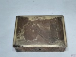 Antiga caixa retangular em prata 90 com a pintura Dante et Beatrix cinzelado na tampa, gravado Albina Sá, datado 24-12-30. Medindo 11,5cm x 8,5cm x 3,5cm de altura. Banho com desgaste.