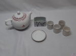 Lote composto de 4 copinhos de café, 1 pires de café, porta treco retangular e bule de chá, peças em porcelana. Medindo o bule 15cm de altura x 22cm bico alça.
