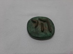 Peso de papel em bronze com chai simbolo da vida em relevo, assinado H. Honigman. Medindo 5,5cm x 5cm.