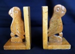 PAR DE CERRA-LIVROS com papagaios esculpidos em pedra, 13cm.