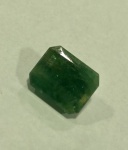 ESMERALDA BAHIA EM LINDA LAPIDAÇÃO MARQUISE COM 8,5 x 10,5 x 5,5 mm E 4,0 Ct PESOEsmeralda é uma variedade do mineral berilo (Be3Al2(SiO3)6), a mais nobre delas. Outras variedades de berilo são a água-marinha, a morganita, o heliodoro, a goshenita e a bixbyíta. Sua cor verde é devido à presença de quantidades mínimas de crômio e às vezes vanádio.Esmeraldas lapidadasEsmeralda facetada colombianaÉ apreciada como gema e o preço por quilate a coloca entre as pedras mais valiosas do mundo, perdendo algum desse valor frequentemente devido às inclusões que ocorrem em todas as esmeraldas, Elas, porém, são úteis pois ajudam a identificar a gema e podem indicar sua procedência. Tem dureza de 7.5 - 8.0 na Escala de Mohs, no entanto esta dureza pode ser bastante reduzida dependendo do número e tamanho das inclusões.As principais jazidas de esmeraldas são colombianas, mas pode ser encontrada também no Brasil na Serra da Carnaíba - Bahia, Itabira - Minas Gerais, Campos Verdes - Goiás, Rússia,no Zimbábue e no Afeganistão.É transparente e opaca, mas apenas as variedades mais preciosas são transparentes.A etimologia da palavra "esmeralda" pode provir de duas origens:do grego "smaragdos"do hindu antigo, de significado "pedra verde"A esmeralda é extremamente sensível a pancadas fortes, riscos e mudanças de temperatura repentinas.