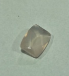 QUATZO ROSA RETANGULAR 10,5 x 13,5 x 4,5 mmCOM 5,0 Ct PESO.Quartzo rosa ou Quartzo róseo é um tipo de quartzo, que tem uma tonalidade cor-de-rosa clara (mais luminosa e brilhante). A cor deve-se geralmente a uma quantidade pequena de impurezas de titânio no material maciço e, como tal, raramente se encontra na forma de cristal. A verificar-se, a sua cor deve-se a um fosfato e não a uma impureza. Estudos recentes de difração de raios X sugerem que a cor é devida a finas fibras microscópicas de possivelmente dumortierita dentro do quartzo.1 Os primeiros cristais foram encontrados na pegmatite, encontrada próximo a Rumford, Maine, EUA, mas a maioria de cristais no mercado vêm de Minas Gerais, Brasil.2Não é muito popular como gema facetada porque sua cor cor-de-rosa clara é frequentemente demasiado pálida e as pedras são sempre fuscas, e tenham, muito frequentemente, falhas grandes. Quando o quartzo cor-de-rosa é cortado em cabochons, ou arredondado em grânulos para colares ou esculpido, torna-se de longe mais eficaz.A pedra é símbolo do signo de Touro3. É também o símbolo do amor. Os exemplares mais apreciados pelos colecionadores são os cristais quase transparentes (diz-se quase porque a sua transparência nunca é total) que no mercado chegam a atingir preços elevados. O quartzo rosa é a variedade mais valiosa dos quartzos translúcidos. Os exemplares mais espetaculares vêm de Madagascar, onde encontram-se os melhores exemplares incluindo os cristais quase transparentes, contudo a produção do Brasil é mais abundante