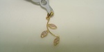 Pingente Galho Em Ouro Amarelo 18k, Com Zirconia Rosa 19mm, Peso: 0,3g, Valor de Mercado: R$ 200,00