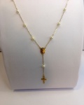 TERÇO ROSÁRIO EM OURO AMARELO 18K, COM PEROLAS, ( ELO CARTIER), PESO: 2,6 GRAMAS, TAMANHO: 45cm, Valor de mercado: R$ 1.600,00.