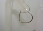 ARGOLA ESTILO CORAÇÃO EM OURO BRANCO 18K, PESO: 1,3 GRAMAS, Valor de mercado: R$ 650.00