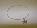 PULSEIRA CARTIER CURTO EM OURO AMARELO 18K COM PINGENTE DE FLOR COM ZIRCÔNIAS BRANCAS. PESO: 2 GRAMAS. VALOR DE MERCADO: 1.300,00.