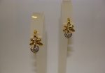 BRINCO OURO BRANCO E AMARELO 18K, CONTENDO 12 DIAMANTES. PESO: 3,5 GRAMAS. Valor de mercado R$ 3.070,00