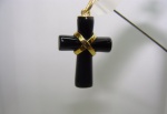 Crucifixo Pedra Ônix, Detalhe em Ouro Amarelo 18k, 20,40 Mm, Peso: 1,7 Gramas.