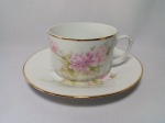 LIMOGES - Rara e Grande xícara de chá em fina porcelana Francesa Limoges com rica decoração floral. Med. 10x6,5 cm. (xícara) e 18 cm. (pires)