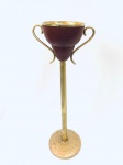 Cinzeiro de pé, anos 50/60, na tonalidade vinho, corpo, base e alças em metal dourado. Med. 62x17 cm. 