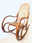 Antiga Cadeira de balanço, austríaca no padrão Thonet, assento e encosto em palhinha. Med. 1,15x1,00x0,55 m. 