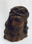 Arte Sacra - Escultura entalhada `Jesus Cristo` em madeira nobre. Med. 28x26 cm. 