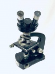 Microscópio binocular japonês Tiyoda Tokyo, de coleção, no estado. Med. 38x19x28 cm. 