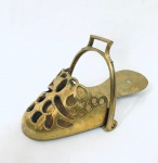 Antiga sapata/estribo em metal decorada com vazados. Med. 21x10 cm. 