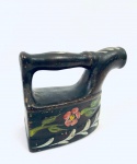 Objeto decorativo representando ferro de passar antigo, confeccionado em cerâmica com decoração floral pintada à mão. Med. 12x14 cm. 