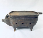 Chapa (Bifeteira) no formato de porco, em ferro, com recipiente interno para colocar fogo e parte superior removível. Med. 15x40x9 cm. 