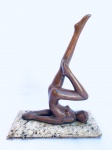Escultura em bronze representando nú artístico, sobre base em márome. Med. 36x28x13 cm.
