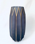 Lindo Vaso em vidro fosco na cor cinza, em formato geométrico, decorado com pintura dourada. Med. 31x14 cm. 