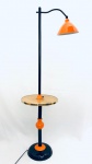 ANOS 50 - Luminária de chão com mesinha central em madeira com interruptor, nas cores laranja e preto. Med. 1,50x0,38 m. 