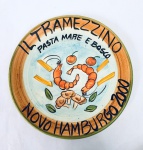 Boa Lembrança - Prato em cerâmica Il Tramezzino, Pasta Mare e Bosco - Novo Hamburgo 2000. Med. 27 cm. 