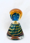 Maravilhoso Perfumeiro de coleção em cristal âmbar e azul, com tampa de rosquear. Med. 15x9 cm.