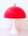 Anos 60 - Abajur original em formato de cogumelo, para duas lumes. Corpo estilizado na cor branca e cúpula em acrílico na cor vermelha. Med. 55x39 cm. Outra peça no próximo lote, fazendo par. 
