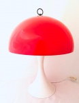 Anos 60 - Abajur original em formato de cogumelo, para duas lumes. Corpo estilizado na cor branca e cúpula em acrílico na cor vermelha. Med. 55x39 cm. 