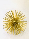 Escultura em forma de ouriço em metal dourado. Med. 22x22 cm. 