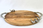 Bandeja oval em madeira, com duas pegas laterais em metal, adornada com cinco passarinhos em metal. Med. 49x32 cm. 