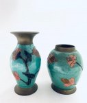 Dois Vasinhos em cloisonne com decoração floral. Med. 12x7 cm / 10x5 cm. 