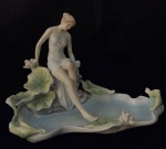 Linda Escultura de dama em porcelana decorada com flores. Med. 20x25 cm. 