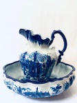 Jarro e Bacia em porcelana branca, ambos decorados com paisagem na tonalidade azul. Med. Bacia oval:  13x40x32 cm. Jarro:  32x25 cm.