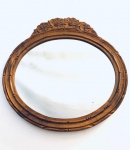 Espelho oval em madeira Cerejeira entalhado, com florão, manufatura Gelli, com selo no verso. Med. 65x63 cm. 