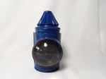 Antiga e rara lanterna de mão em tom azul para 1 vela com vidro (estilo lupa) na porta, com 2 alças. Med. 17x15 cm.