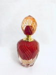 Lindo Perfumeiro de coleção em cristal vermelho, com tampa de rosquear. Med. 15x7 cm.