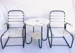 Conjunto para varanda composto por uma mesa redonda e duas cadeiras em ferro. No estado, precisam de restauro. Med. Mesa: 66x70 cm. Cadeiras: 88x56x70 cm. 