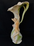 Floreira no estilo art nouveau em porcelana, adornado com escultura de dama. Med. 11x38 cm. 