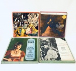 Lote contendo quatro álbuns de discos de vinil de ópera e música clássica, em bom estado de conservação, sendo: `As Grandes Valsas` (4 discos); `Donizetti - Don Pasquale` (2 discos); `Verdi - La Traviata` (3 discos) e `Puccini - Tosca` (2 discos)