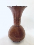 Vaso bojudo em cobre martelado, com borda ondulada. Med. 30x16 cm. 